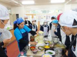 ペルー料理を学ぶ学生たち